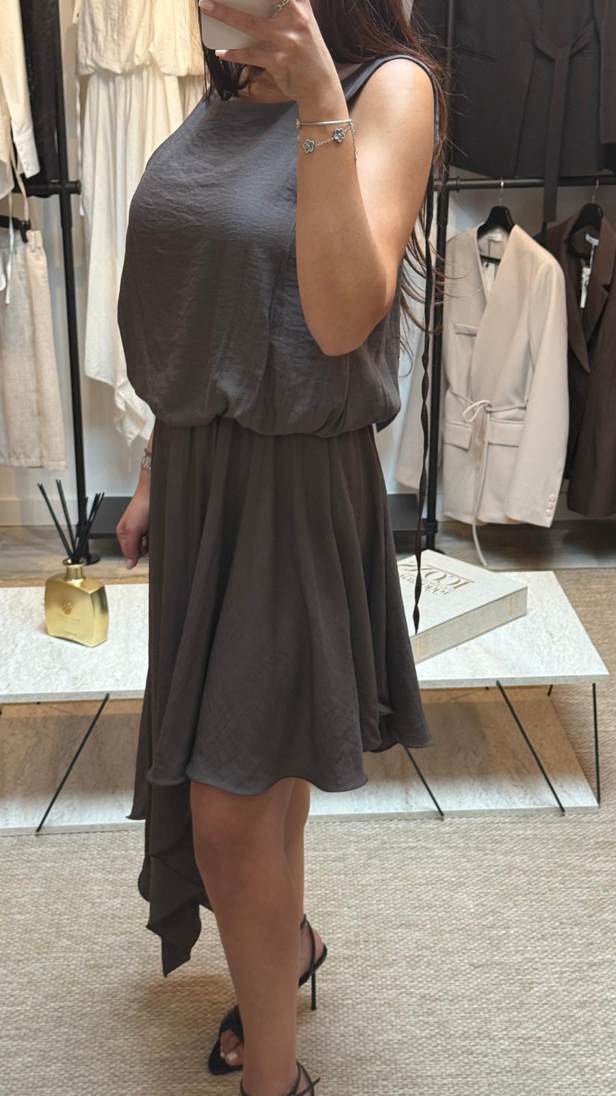 Robe classique asymétrique sans manche. Modèle VOILE
