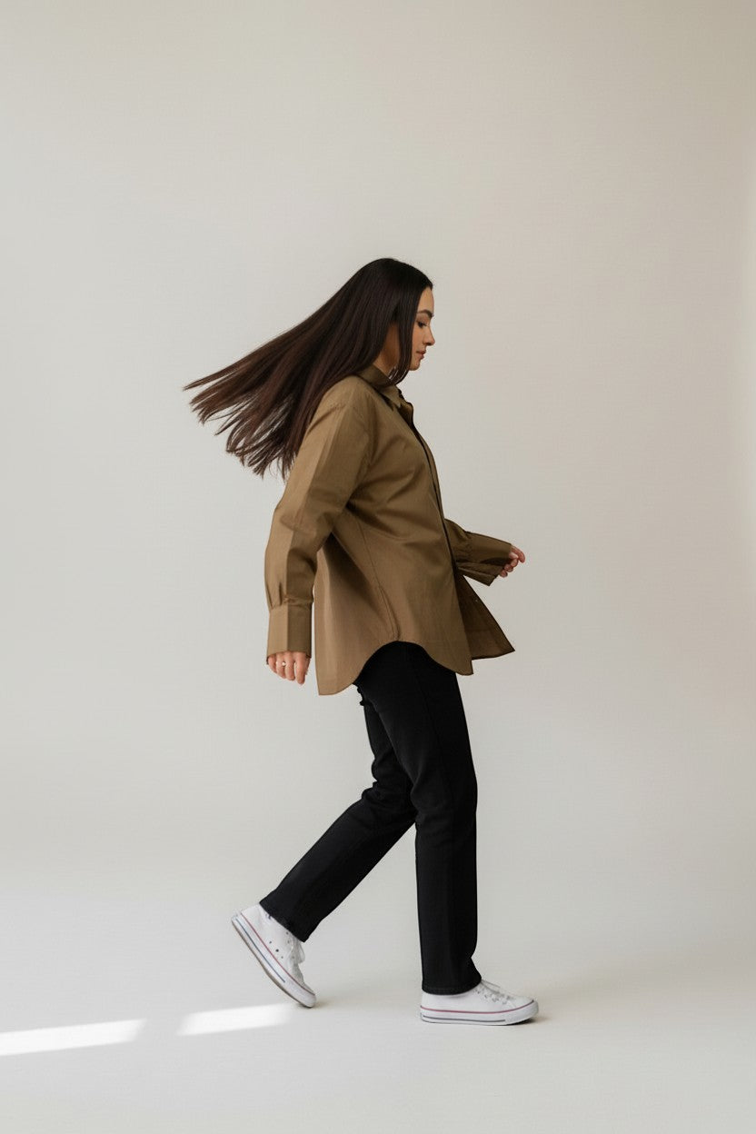 Chemise marron à épaulettes – Structure et allure