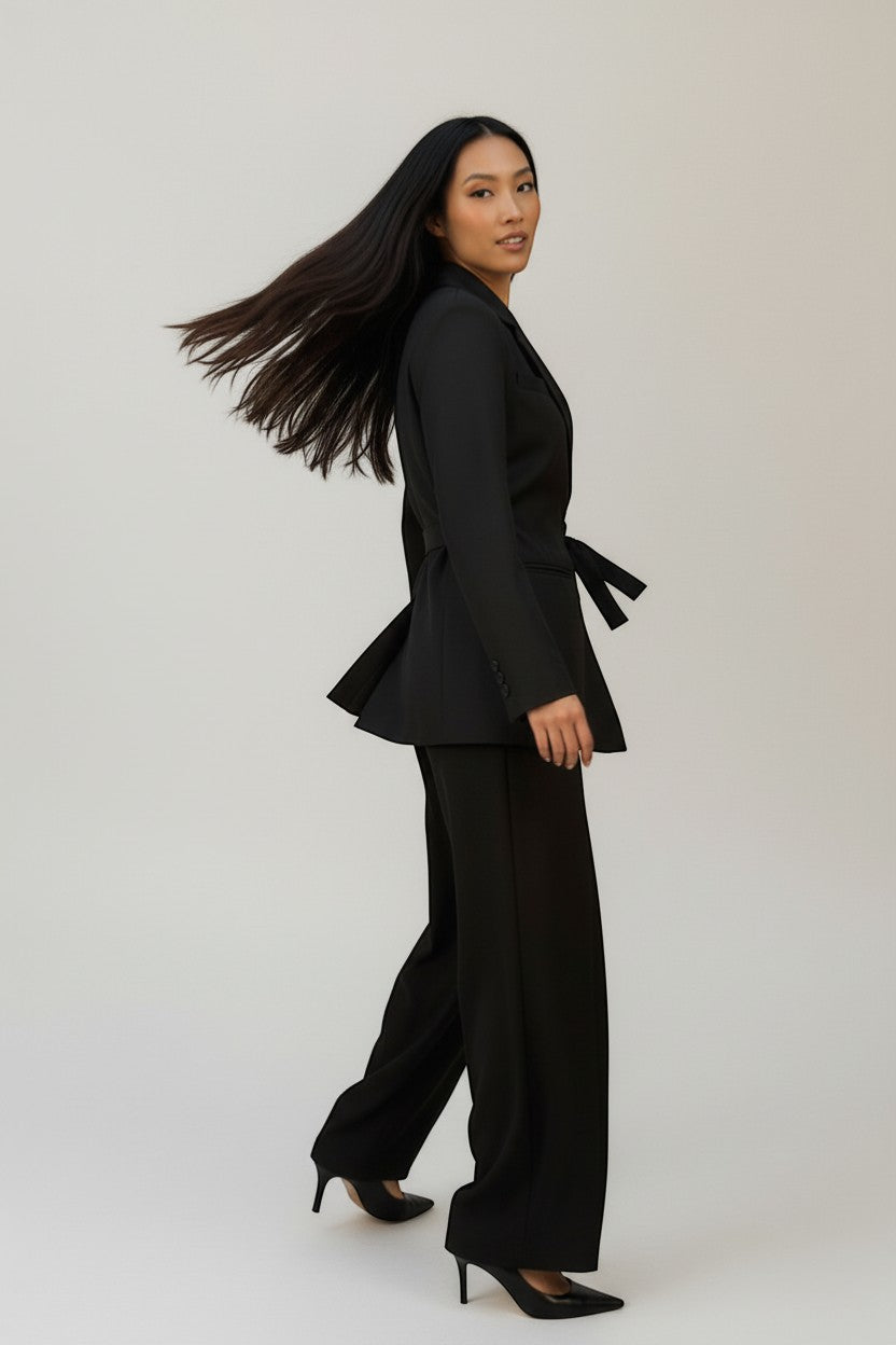Blazer noir à nouer – Féminité et élégance