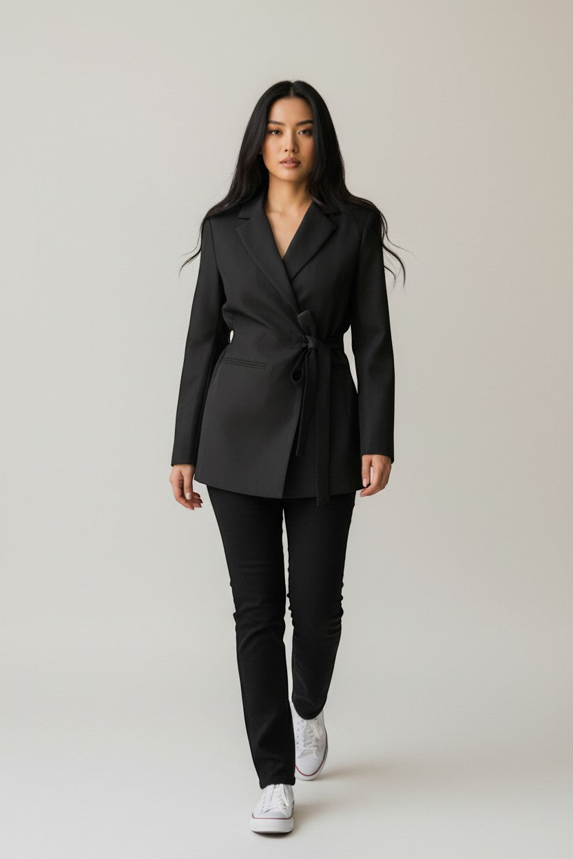 Blazer noir à nouer – Féminité et élégance