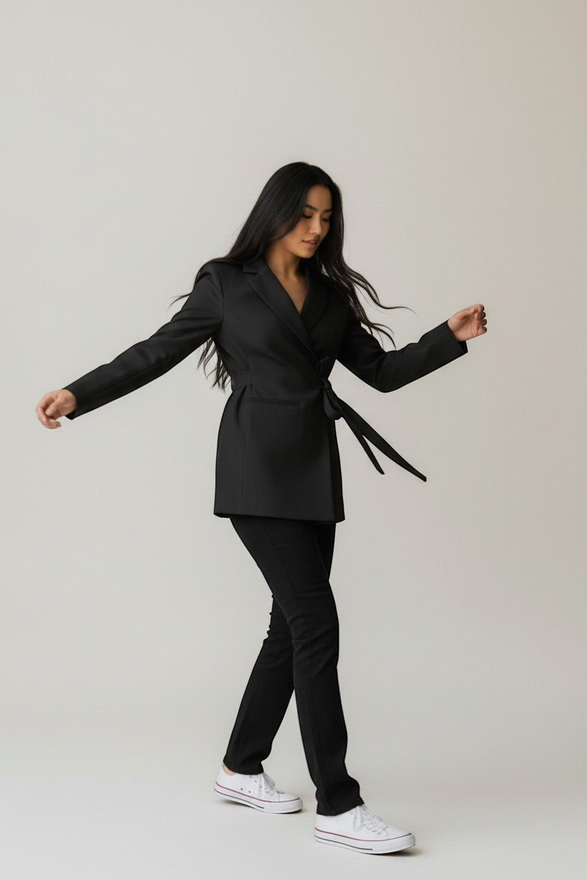 Blazer noir à nouer – Féminité et élégance