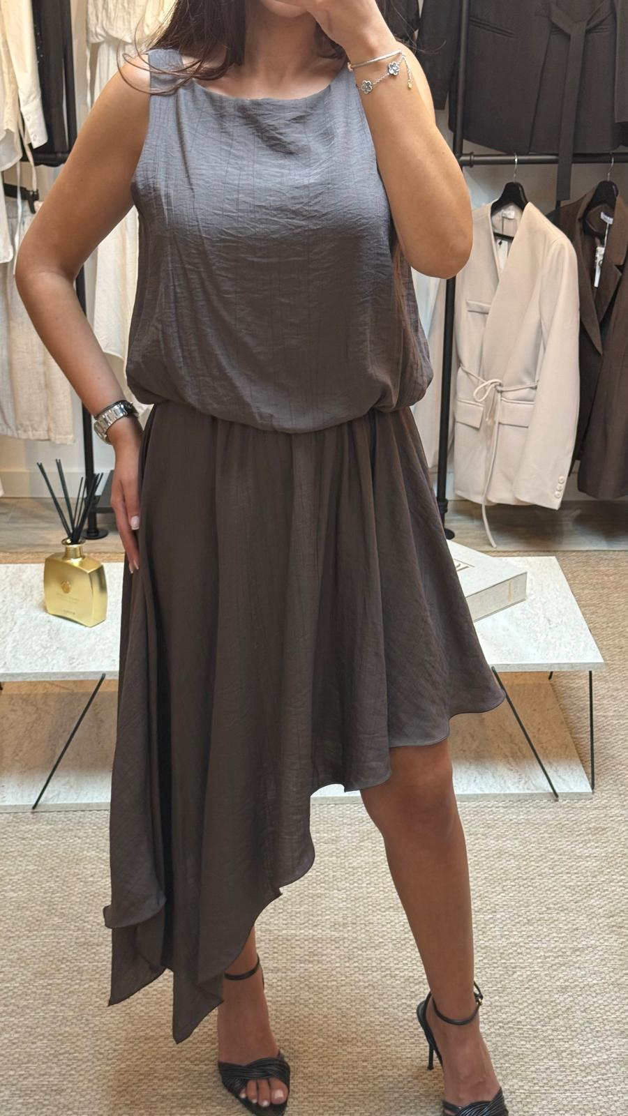 Robe classique asymétrique sans manche. Modèle VOILE