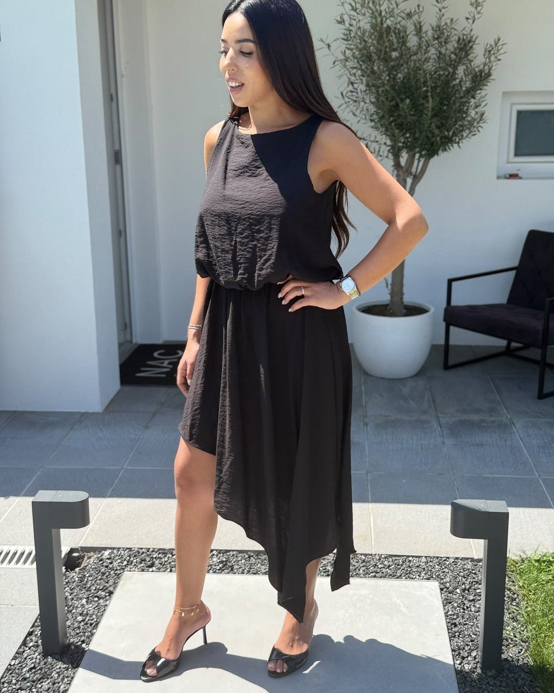 Robe classique asymétrique sans manche. Modèle VOILE - NAC Collection